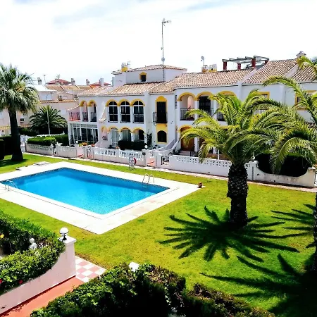 Welcoming House In With Shared Pool