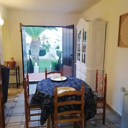 Welcoming House In With Shared Pool