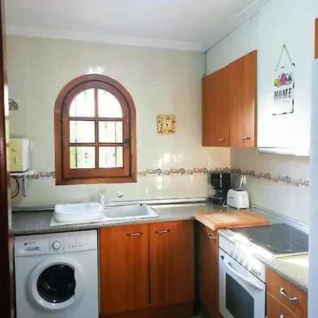 Welcoming House In With Shared Pool *