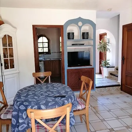 Welcoming House In With Shared Pool